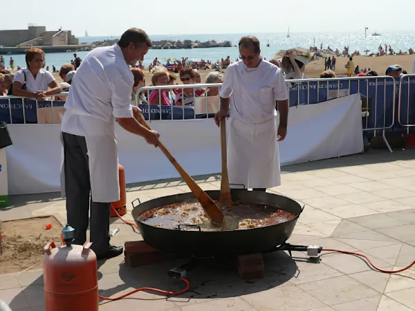 Barcelona Chairoko and Kiiroko with Miffa eating Paella